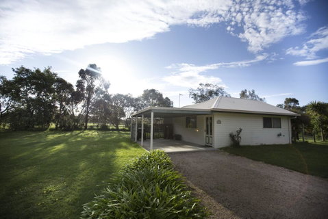 Karinya Cottage - Pet Friendly Country Retreat - Accommodation QLD 1