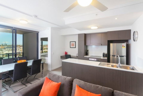 Keeping Cool On Connor - Executive 2BR Fortitude Valley Apartment With Pool And Views - Accommodation QLD 0