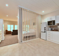 King I - you can honestly walk to Bimbadgen and Hope Estate concerts - Accommodation QLD