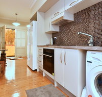 King II - you can honestly walk to Bimbadgen and Hope Estate concerts - Accommodation QLD