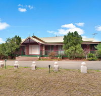 King Retreat Estate - you can honestly walk to Bimbadgen and Hope Estate concerts - Accommodation QLD