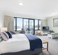 King size studio with water view walk to the city - Accommodation QLD