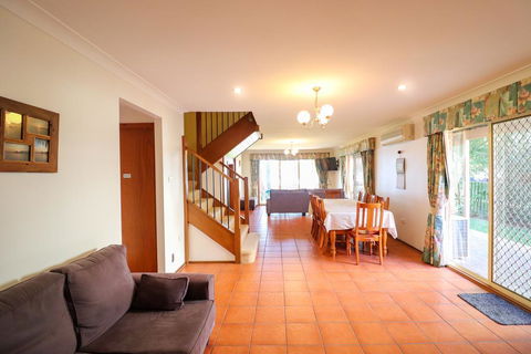 Kingfisher LakeHouse - Accommodation QLD 3