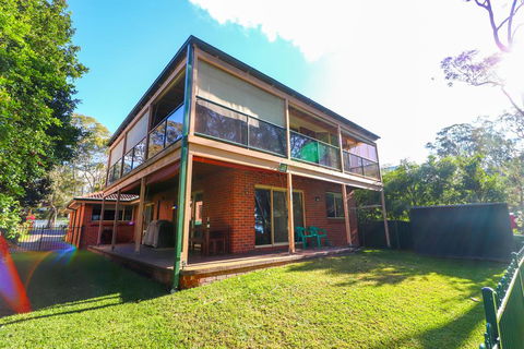 Kingfisher LakeHouse - Accommodation QLD 0