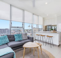 KOZYGURU NEWSTEAD DESIGNER 2 BED APT FREE PARKING POOL  GYM QNE088 - Accommodation QLD