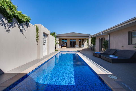 Kraimorie Large Family Beach House With Pool, Superb Water Views, Pool, And Games Room - Accommodation QLD 1