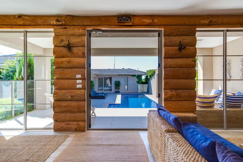 Kraimorie Large Family Beach House With Pool, Superb Water Views, Pool, And Games Room - Accommodation QLD 3