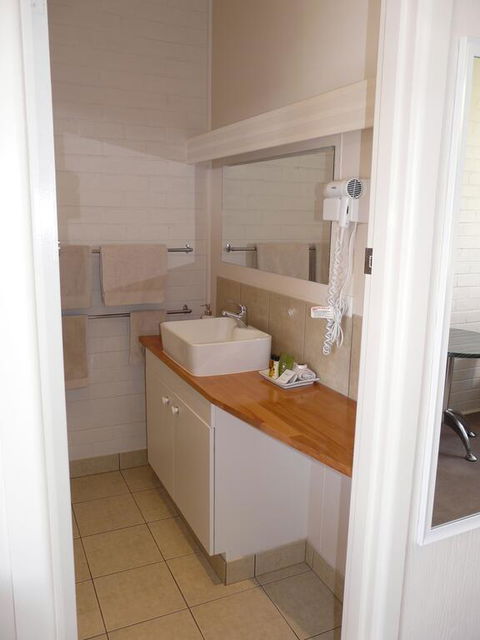 Lake Bolac Motel - Accommodation QLD 2