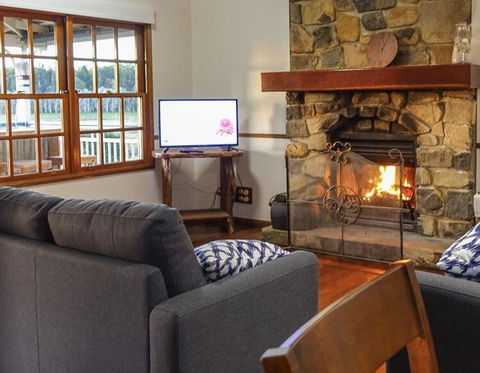 Lakefront Holiday Villa - Accommodation QLD 1