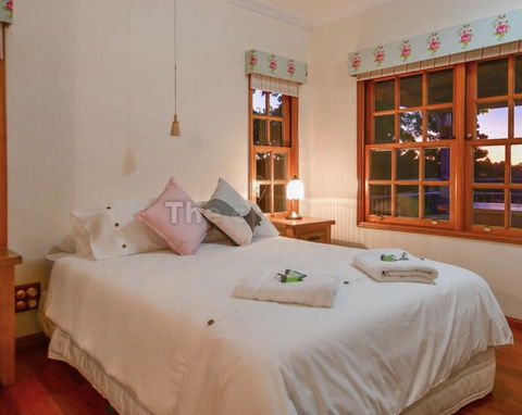 Lakefront Holiday Villa - Accommodation QLD 2