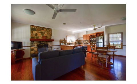 Lakefront Holiday Villa - Accommodation QLD 0