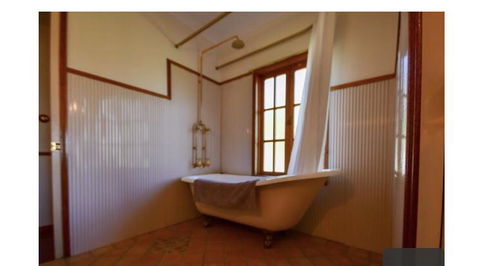 Lakefront Holiday Villa - Accommodation QLD 3