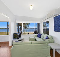 Lakes Edge Cottage - Accommodation QLD