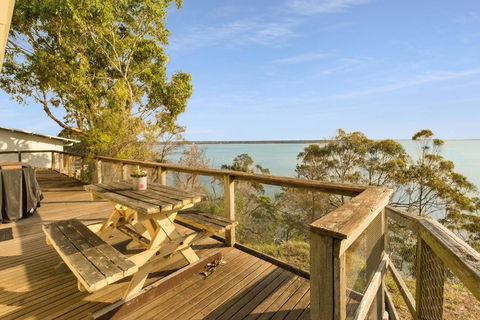 Lakescapes Cottage - 180 Degree Panoramic Views - Accommodation QLD 1