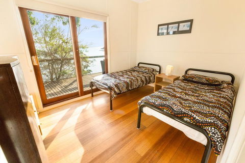 Lakescapes Cottage - 180 Degree Panoramic Views - Accommodation QLD 3