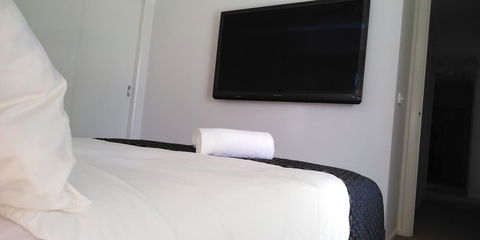 Lakeside Retreat & Business - Accommodation QLD 1