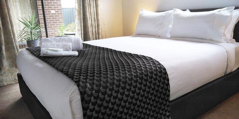 Lakeside Retreat & Business - Accommodation QLD 3