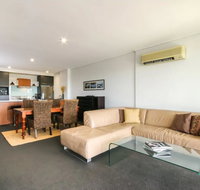 Large 3 Bedroom Apartment with River Views near the Stadium - Accommodation QLD
