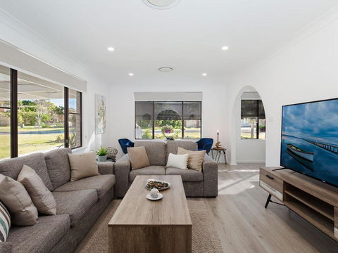 Le Maison, 77 Horace St - Stunning House With Ducted Air, WIFI And Linen Provided - Accommodation QLD 1