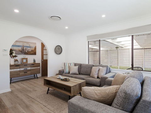 Le Maison, 77 Horace St - Stunning House With Ducted Air, WIFI And Linen Provided - Accommodation QLD 0