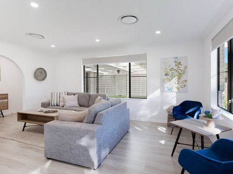 Le Maison, 77 Horace St - Stunning House With Ducted Air, WIFI And Linen Provided - Accommodation QLD 3
