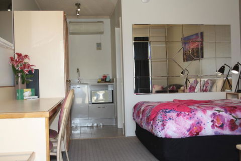 Leagues Motel - Accommodation QLD 2