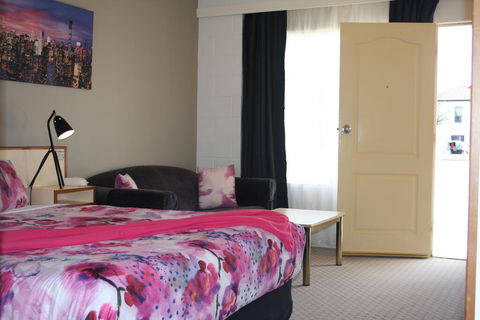 Leagues Motel - Accommodation QLD 0