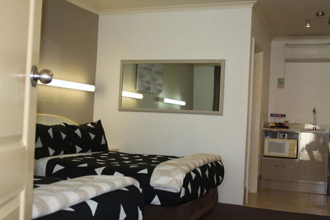 Leagues Motel - Accommodation QLD 3