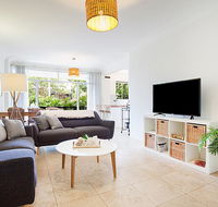 Light and airy garden apartment steps from surf - Accommodation QLD