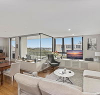 Light filled apartment with sweeping harbour views - Accommodation QLD