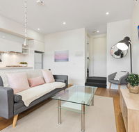 Light-Filled Beachside Apartment in Trendy Area - Accommodation QLD