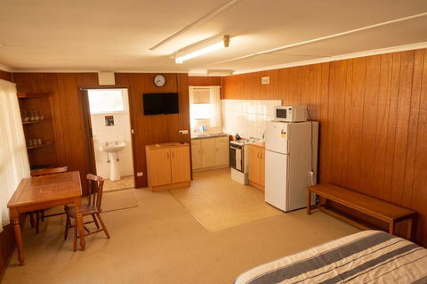 Limestone Cottage - Accommodation QLD 2