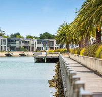 Luxe 101  Martha Cove waterfront luxury on the marina walk to beach - Accommodation QLD