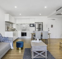 Luxe Beach Holiday Unit With Parking Pool and Gym