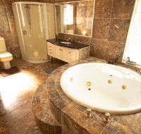 Luxuary self-contained living with Spa. - Accommodation QLD