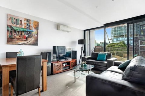 Luxurious With Free Parking & Wi Fi - Accommodation QLD 0