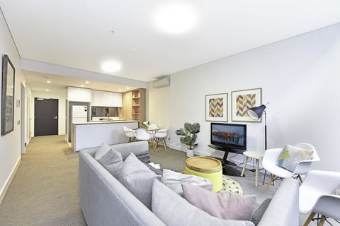 Luxury 1 Bedroom + 1 Study With 1 Parking - Accommodation QLD 0