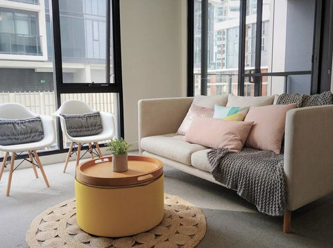 Luxury 1 Bedroom + 1 Study With 1 Parking - Accommodation QLD 1