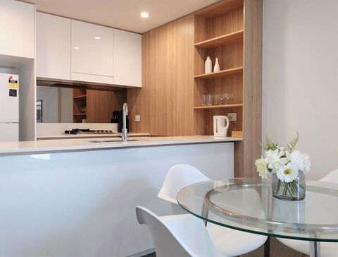 Luxury 1 Bedroom + 1 Study With 1 Parking - Accommodation QLD 2