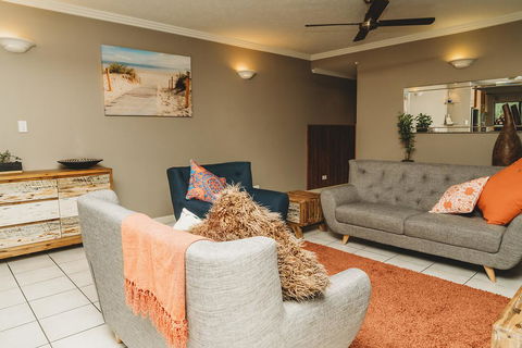 Luxury 3 BDR Apartment Near Beautiful Esplanade - Accommodation QLD 3