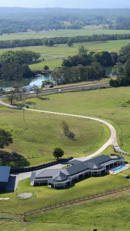 Luxury 4 Bedroom Apartment - Accommodation QLD 1