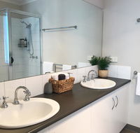 Luxury 4BR Home with KING Bed Lakes Entrance - Accommodation QLD
