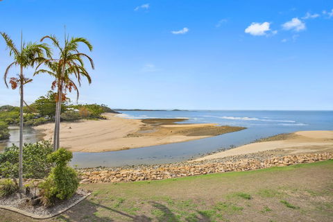 Luxury Beach Unit - Accommodation QLD 1