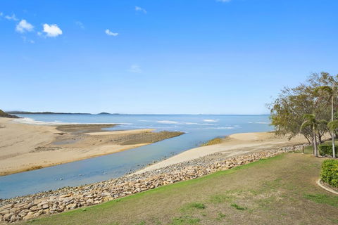 Luxury Beach Unit - Accommodation QLD 0