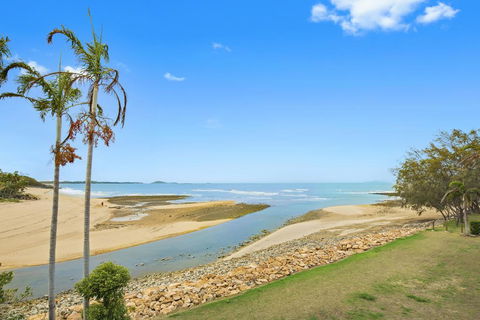 Luxury Beach Unit - Accommodation QLD 2