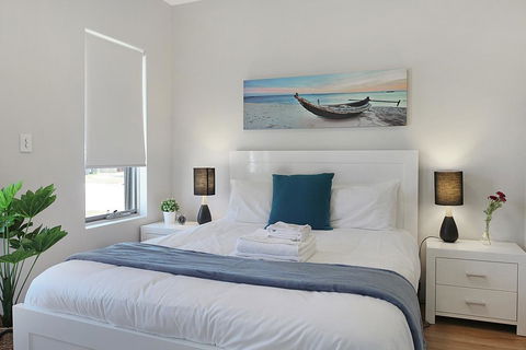 LUXURY HOUSE 10 MIN FROM BEACH WIFI+NETFLIX SLEEP 9 - Accommodation QLD 2