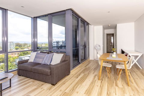 Luxury Modern Apartment In Southport With Hotel Facilities - Accommodation QLD 2