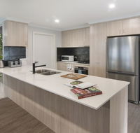 Luxury renovated home-5BR-meters from the beach - Accommodation QLD