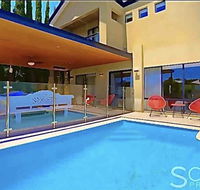 LUXURY VILLA W POOL  SPAS - Accommodation QLD