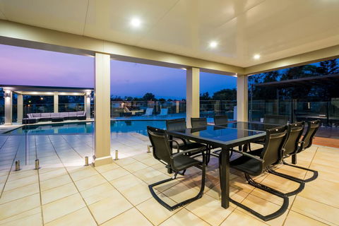 Luxury Waterfront Home - Accommodation QLD 2